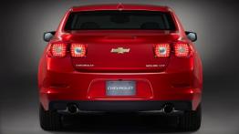 Chevrolet Malibu 2013 - tył - reflektory włączone