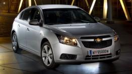 Chevrolet Cruze hatchback ECO-TEC - przód - reflektory włączone