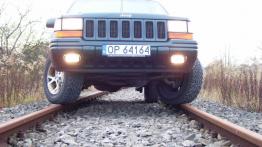 Jeep Grand Cherokee I - galeria społeczności - przód - reflektory włączone