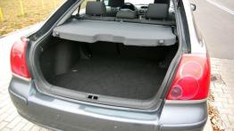 Toyota Avensis II Hatchback - galeria społeczności - tył - bagażnik otwarty