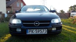 Opel Omega B Sedan - galeria społeczności - przód - reflektory włączone