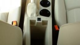 Jaguar X-Type Sportwagon 2.0D - galeria redakcyjna - tunel środkowy między fotelami