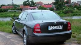 Skoda Superb 2.8 V6 Tiptronic - galeria redakcyjna - widok z tyłu