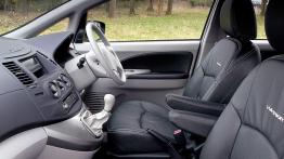 Mitsubishi Grandis - widok ogólny wnętrza z przodu