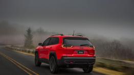 Odświeżony Jeep Cherokee z nowym silnikiem