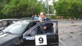 Dziennikarze – rajdowcy pod stadionem X-lecia