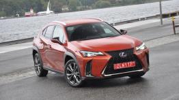 Lexus UX - galeria redakcyjna - widok z przodu