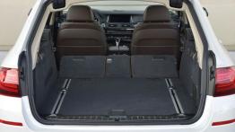 BMW serii 5 F11 520d Touring (2015) - tylna kanapa złożona, widok z bagażnika