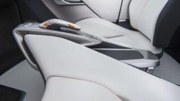 Chevrolet Bolt EV Concept (2015) - tunel środkowy między fotelami