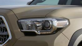 Toyota Tacoma II Facelifting TRD Off-Road Access Cab (2016) - lewy przedni reflektor - wyłączony