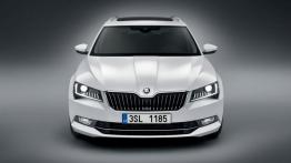 Skoda Superb III Combi (2015) - przód - reflektory włączone