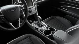 Ford Vignale Mondeo Kombi (2015) - tunel środkowy między fotelami