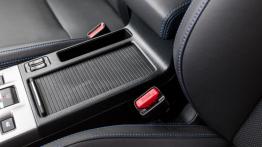 Subaru Levorg 1.6 GT 170 KM (2016) - galeria redakcyjna - tunel środkowy między fotelami