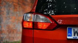 Ford C-MAX II Grand C-MAX 1.6 EcoBoost 150KM - galeria redakcyjna - lewy tylny reflektor - włączony