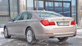 BMW Seria 7 F01 Sedan Facelifting 740d 313KM - galeria redakcyjna - widok z tyłu