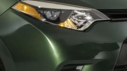 Toyota Corolla XI E160 (2014) - prawy przedni reflektor - włączony