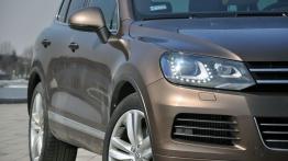 Volkswagen Touareg II SUV 4.2 V8 TDI 340KM - galeria redakcyjna - prawy przedni reflektor - włączony