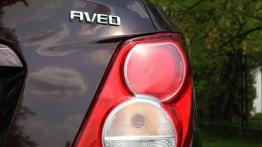 Chevrolet Aveo T300 Sedan 1.3D 95KM - galeria redakcyjna - prawy tylny reflektor - włączony