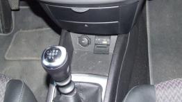 Kia ceed 1.6 CRDi 115KM - galeria redakcyjna - gniazda w konsoli środkowej