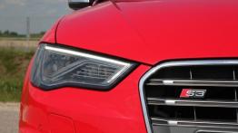 Audi S3 Sportback 2.0 TFSI 300KM - galeria redakcyjna - prawy przedni reflektor - włączony