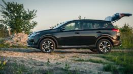 Toyota RAV4 IV 2.0 D-4D 124KM - galeria redakcyjna - lewy bok - bagażnik otwarty