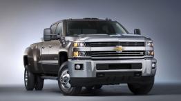 Chevrolet Silverado HD 2015 - przód - reflektory włączone