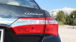 Toyota Corolla XI Sedan 1.6 Valvematic 132KM - galeria redakcyjna - prawy tylny reflektor - włączony