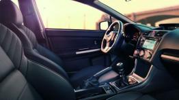 Subaru WRX (2015) - widok ogólny wnętrza z przodu