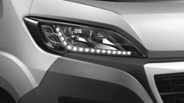 Peugeot Boxer II Facelifting (2014) - prawy przedni reflektor - włączony