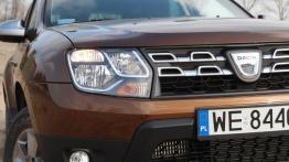 Dacia Duster Facelifting 1.5 dCi - galeria redakcyjna - prawy przedni reflektor - włączony