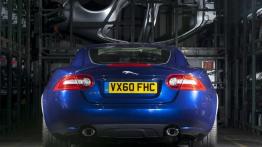 Jaguar XK 2012 - tył - reflektory włączone