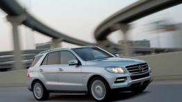 Mercedes klasa M 2012 - przód - reflektory włączone