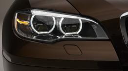 BMW X6 Facelifting - prawy przedni reflektor - włączony