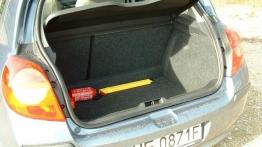 Renault Clio III 1.2 75 KM - tył - bagażnik otwarty