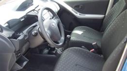 Toyota Yaris D-4D - widok ogólny wnętrza z przodu