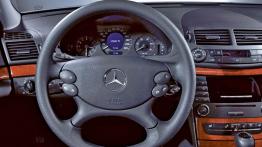 Mercedes Klasa E 2006 - kokpit