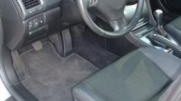 Honda Accord 2.2 i-CTDi - widok ogólny wnętrza z przodu