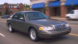 Ford Crown Victoria 2001 - widok z przodu