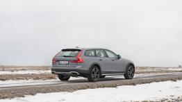 Volvo V90 Cross Country - w hołdzie starszemu rodzeństwu 