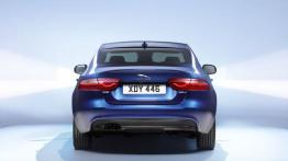 Jaguar XE 2.0d R-Sport (2015) - tył - reflektory wyłączone