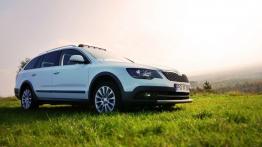 Skoda Superb II Outdoor 2.0 TDI CR - galeria redakcyjna - prawy bok
