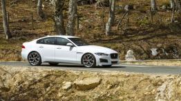 Jaguar XE S Polaris White (2015) - prawy bok
