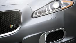 Jaguar XJR 2014 - lewy przedni reflektor - włączony