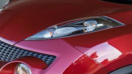 Nissan Juke 1.5 dCi (2013) - lewy przedni reflektor - włączony
