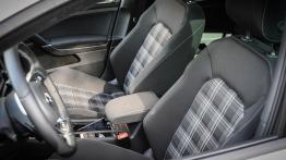 Volkswagen Golf VII GTD 2.0 TDI-CR - galeria redakcyjna - widok ogólny wnętrza z przodu