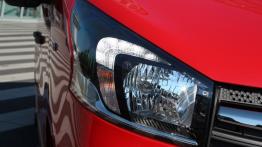 Opel Vivaro II 1.6 CDTI - galeria redakcyjna - prawy przedni reflektor - włączony