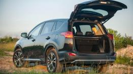 Toyota RAV4 IV 2.0 D-4D 124KM - galeria redakcyjna - tył - bagażnik otwarty