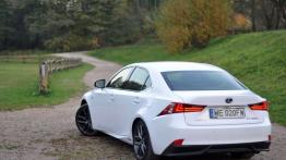 Lexus IS III Sedan 300h 223KM - galeria redakcyjna - widok z tyłu