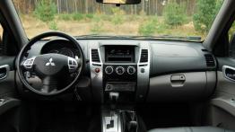 Mitsubishi Pajero Sport II 2.5 DI-D - galeria redakcyjna - pełny panel przedni