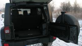 Jeep Wrangler III Unlimited Facelifting 2.8 DOHC I-4 Turbo CRD 200KM - galeria redakcyjna - tył - ba